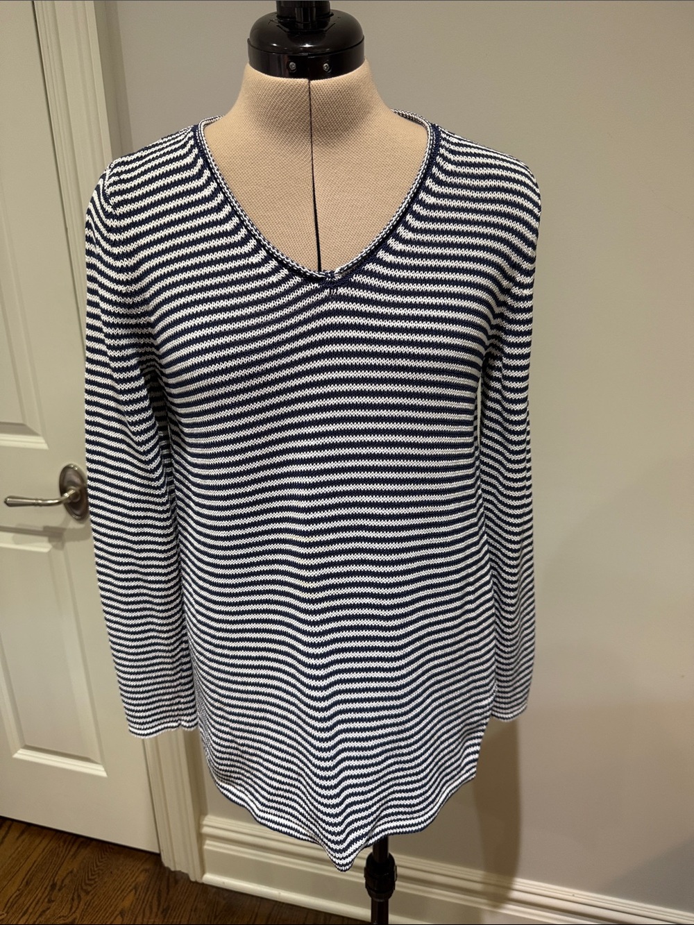 J. McLaughlin Nautical Navy White Striped V-Neck Long Sleeve Knit Sweater M